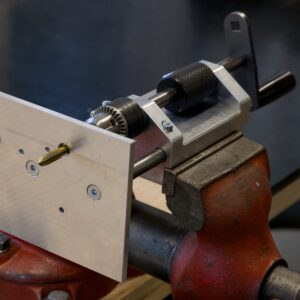 Perpendicular thread cutting tool